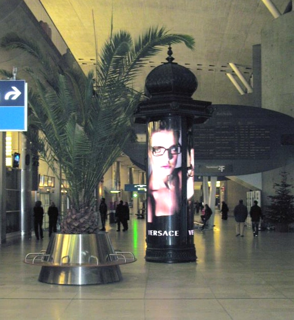 Colonna pubblicitaria luminosa posizionata presso l'Aeroporto di Parigi