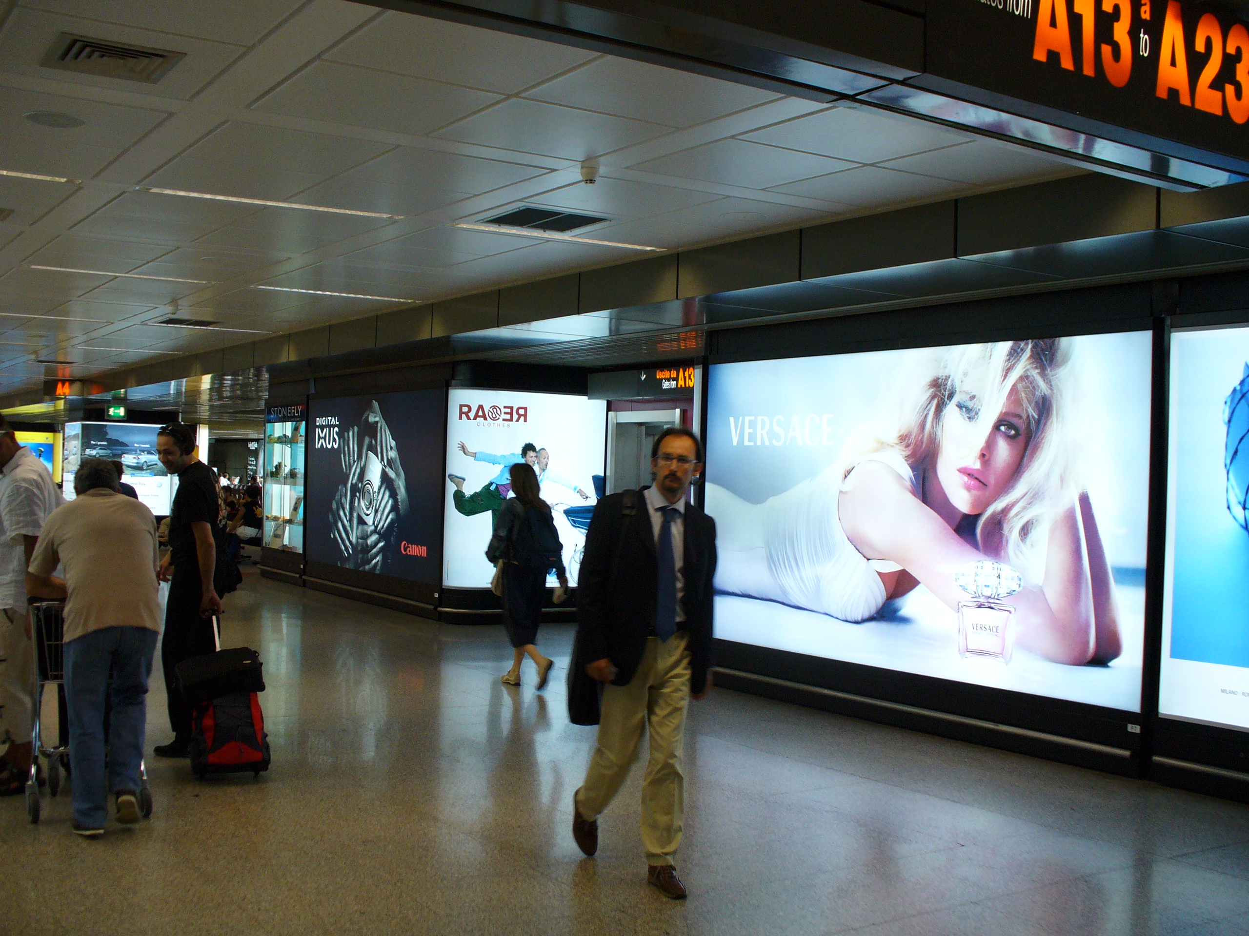 impianto luminoso di grandissimo impatto in aeroporto