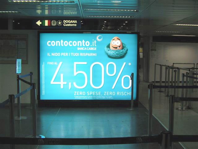 affissione luminosa in aeroporto a Linate